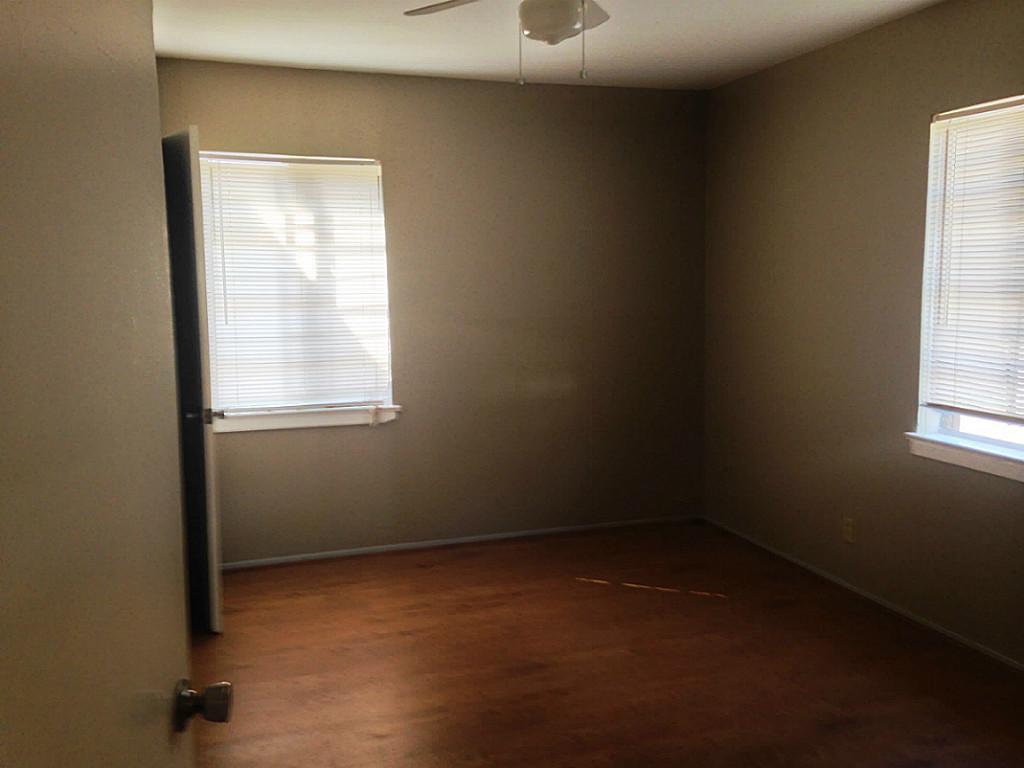 5342 Leeland Street, Unit 2 Houston, TX 77023 - Photo 4 of 8 an empty room with a window