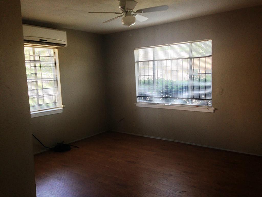 5342 Leeland Street, Unit 2 Houston, TX 77023 - Photo 5 of 8 an empty room with a window