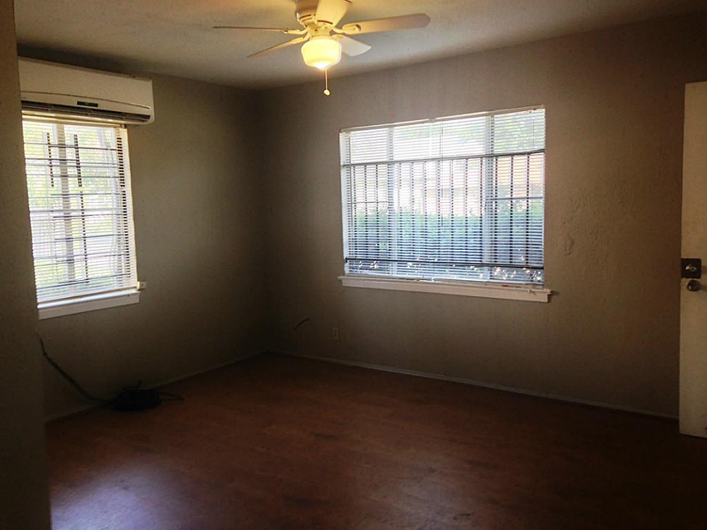 5342 Leeland Street, Unit 2 Houston, TX 77023 - Photo 8 of 8 an empty room with a window