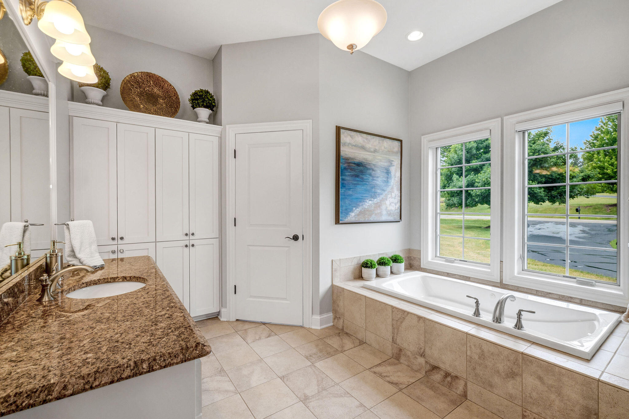 11092 Sutton Ridge Drive Mequon, WI 53097 - Photo 19 of 40 Primary Bathroom