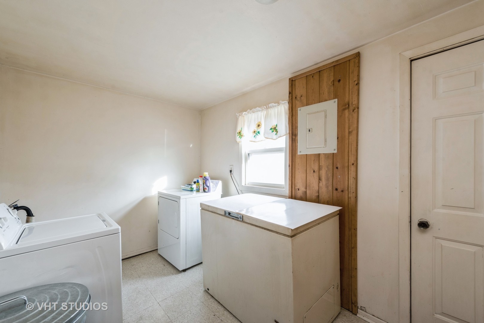 N1506 County C Road Sharon, WI 53585 - Photo 11 of 19 a utility room with closet dryer and washer