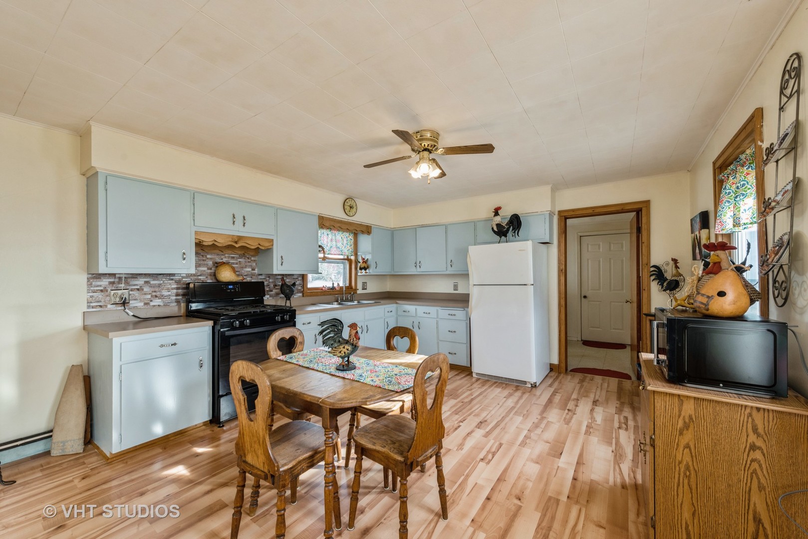 N1506 County C Road Sharon, WI 53585 - Photo 5 of 19 a kitchen with stainless steel appliances a stove a refrigerator and a dining table with wooden floor