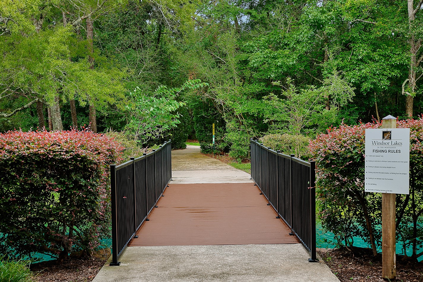 7 Sovereign Way Conroe, TX 77384 - Photo 43 of 47 a pathway of a house with wooden fence