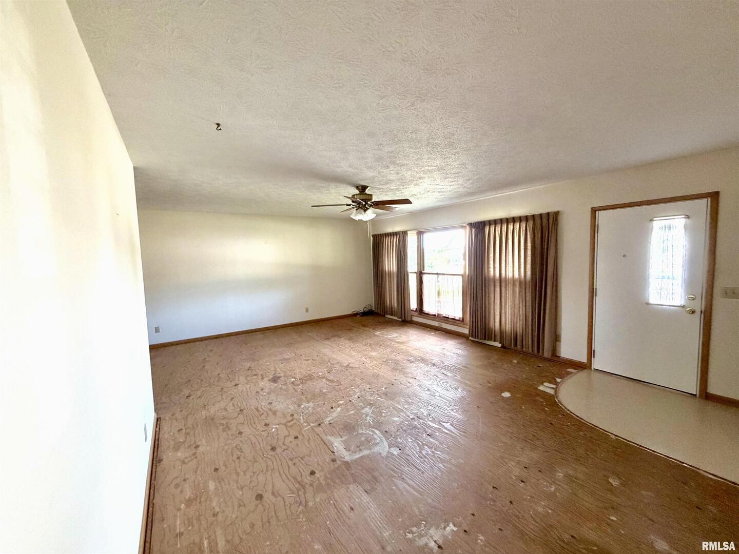 712 3rd Street Seaton, IL 61476 - Photo 3 of 15 a view of an empty room and window