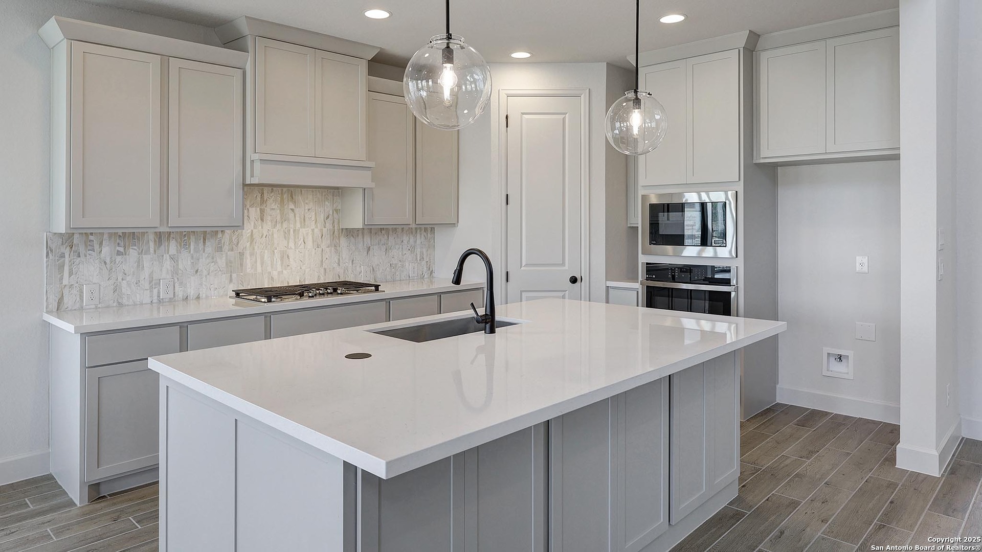 237 Hidalgo Boerne, TX 78006 - Photo 2 of 29