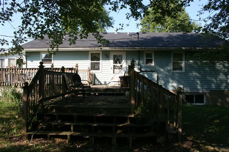 Large 2-tiered deck perfect for relaxing