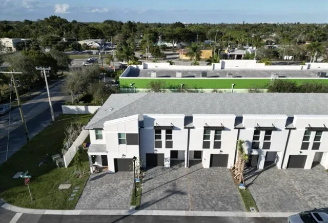 $2,700 | 3553 San Bernardino Way, Palm Springs, FL 33461