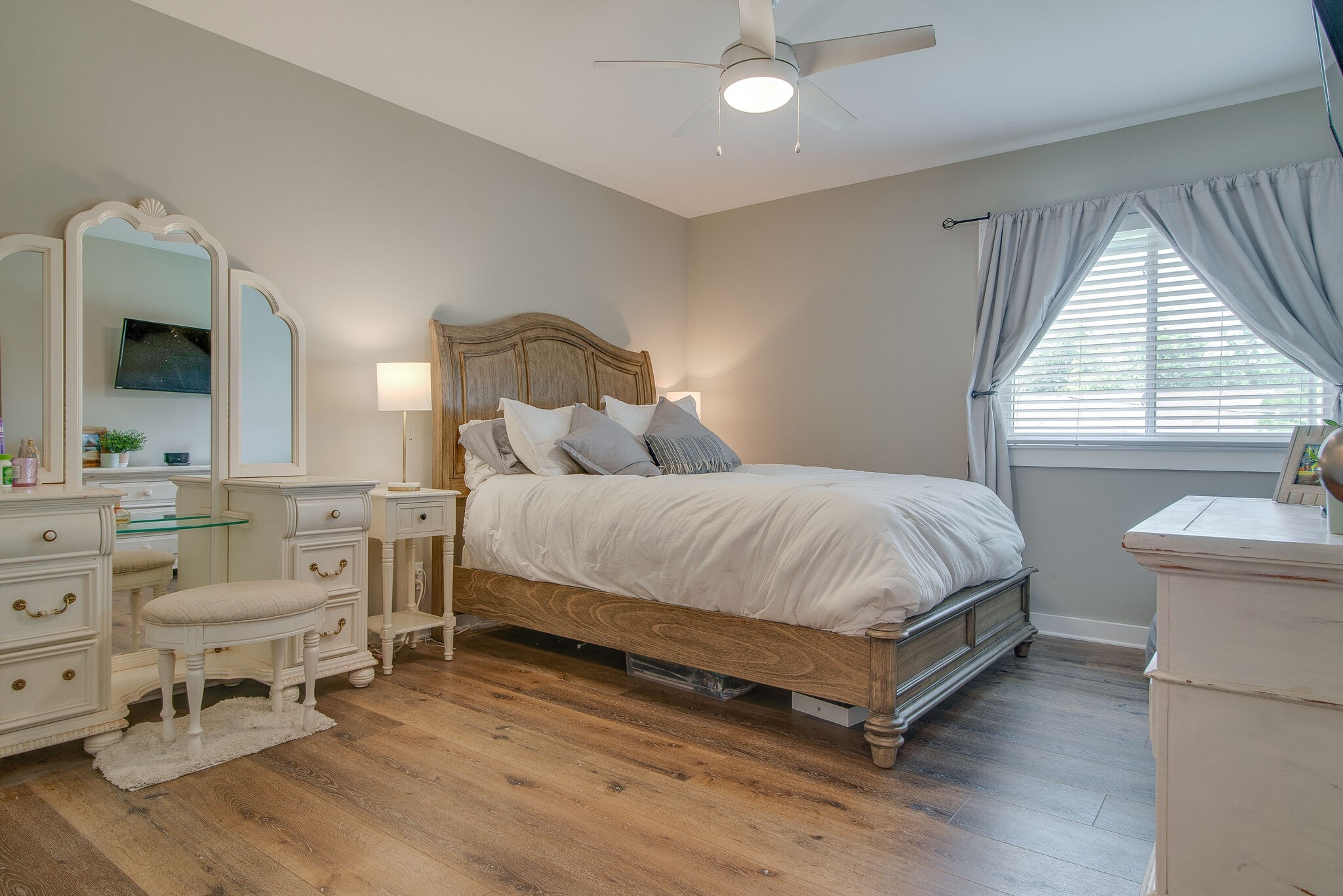 1900 Richard Jones Road, Unit R4 Nashville, TN 37215 - Photo 16 of 32 a bedroom with a bed and a dresser