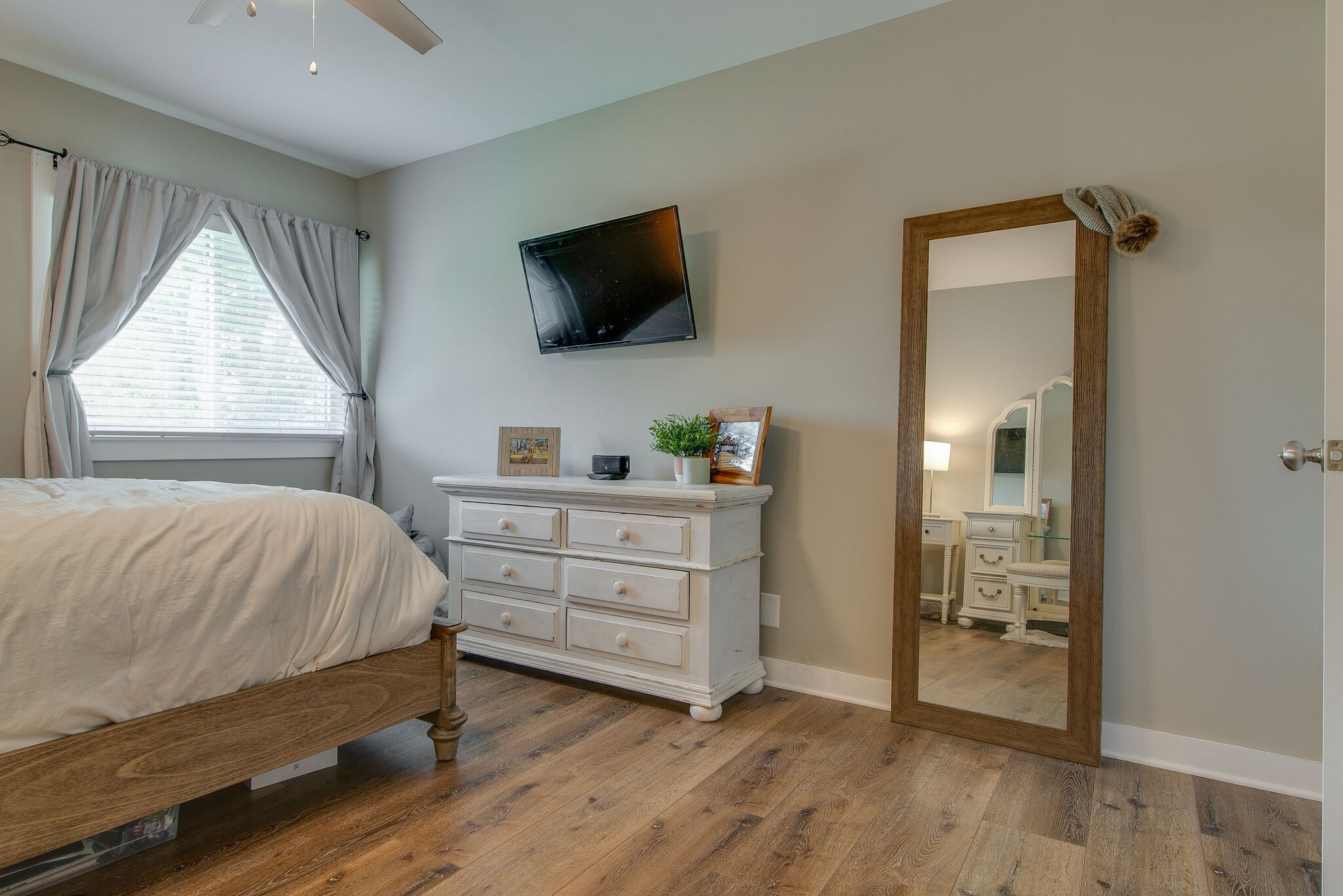 1900 Richard Jones Road, Unit R4 Nashville, TN 37215 - Photo 17 of 32 a bedroom with a bed and a flat screen tv