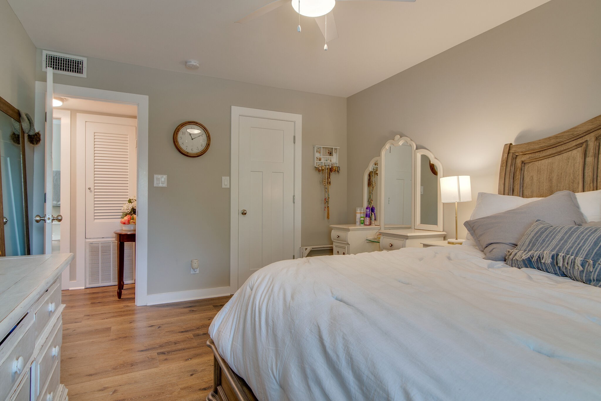 1900 Richard Jones Road, Unit R4 Nashville, TN 37215 - Photo 18 of 32 a bedroom with a bed and a table