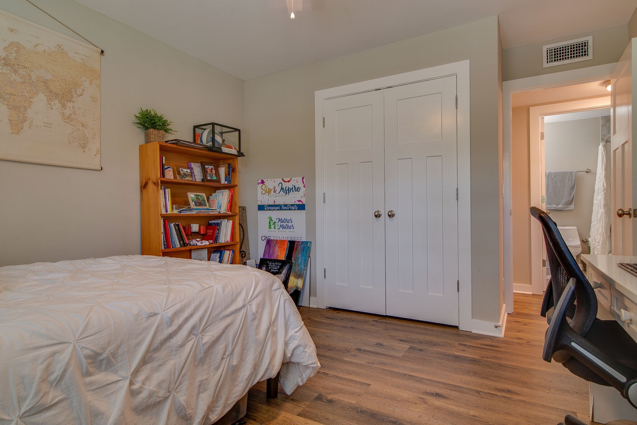 1900 Richard Jones Road, Unit R4 Nashville, TN 37215 - Photo 24 of 32 a bedroom with a bed and a book shelf