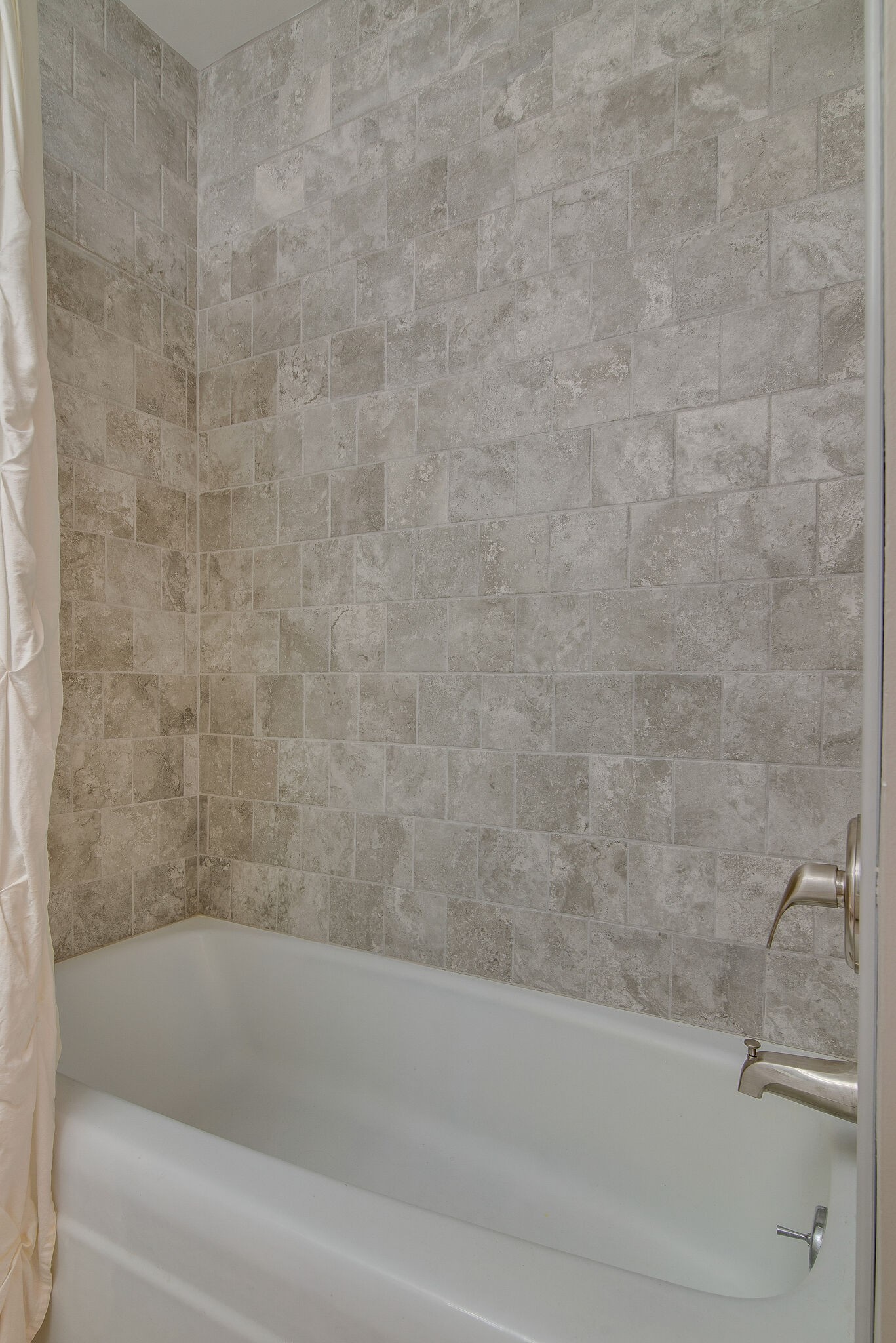 1900 Richard Jones Road, Unit R4 Nashville, TN 37215 - Photo 27 of 32 a bathroom with a bathtub