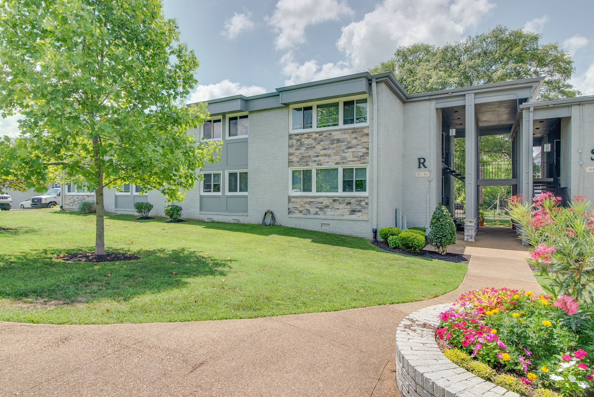 1900 Richard Jones Road, Unit R4 Nashville, TN 37215 - Photo 28 of 32 a front view of a house with a garden and plants