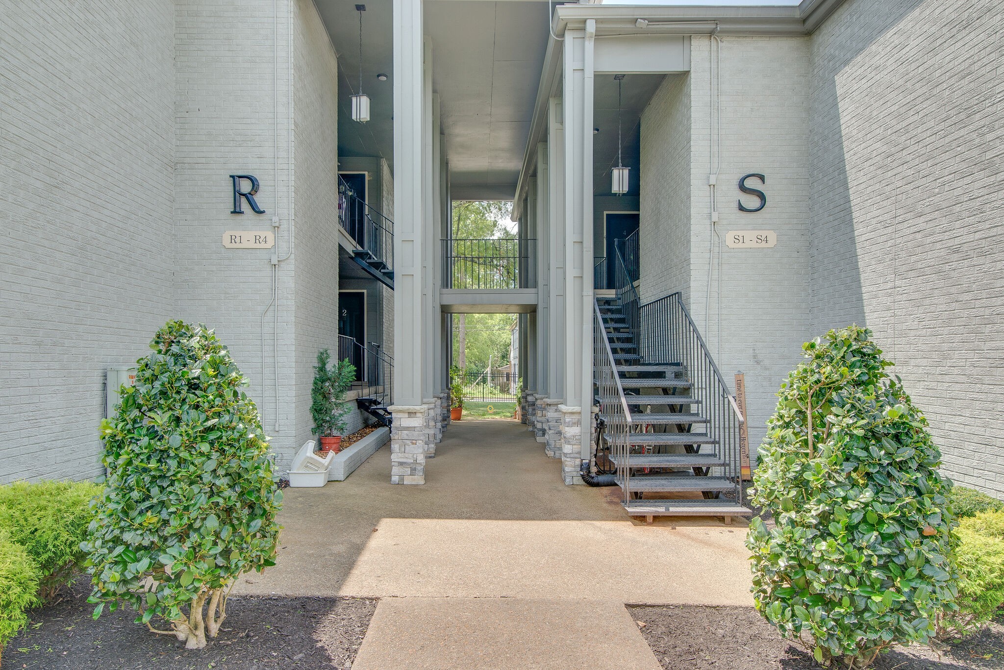 1900 Richard Jones Road, Unit R4 Nashville, TN 37215 - Photo 29 of 32 front view of a house with a yard