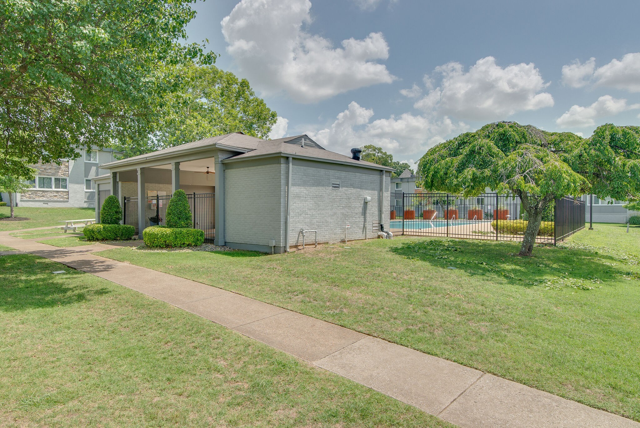1900 Richard Jones Road, Unit R4 Nashville, TN 37215 - Photo 31 of 32 a view of a backyard with a garden