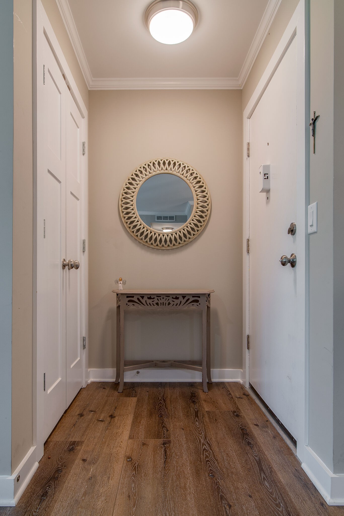 1900 Richard Jones Road, Unit R4 Nashville, TN 37215 - Photo 6 of 32 a room with a bench and mirror