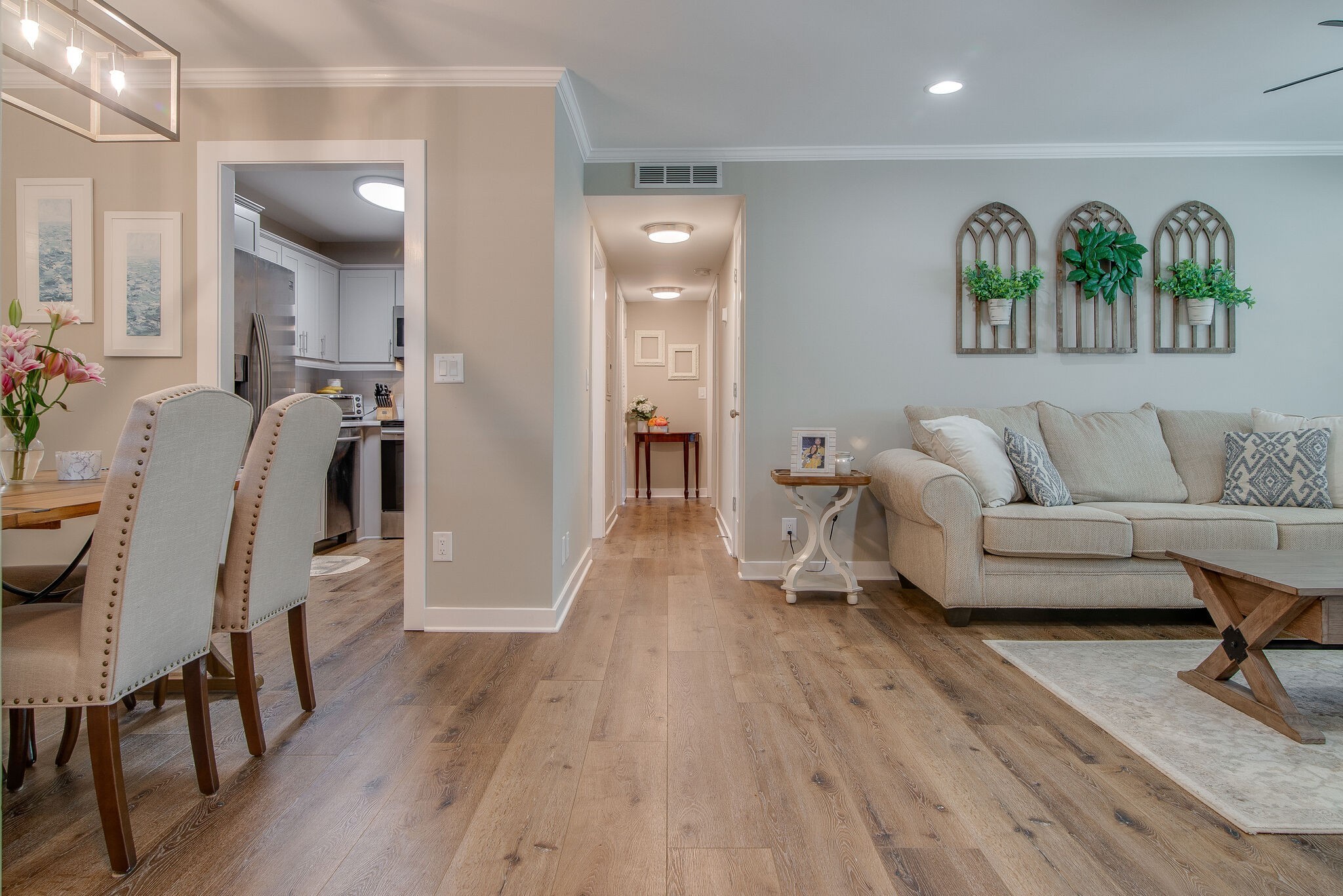 1900 Richard Jones Road, Unit R4 Nashville, TN 37215 - Photo 7 of 32 a living room with furniture and a wooden floor