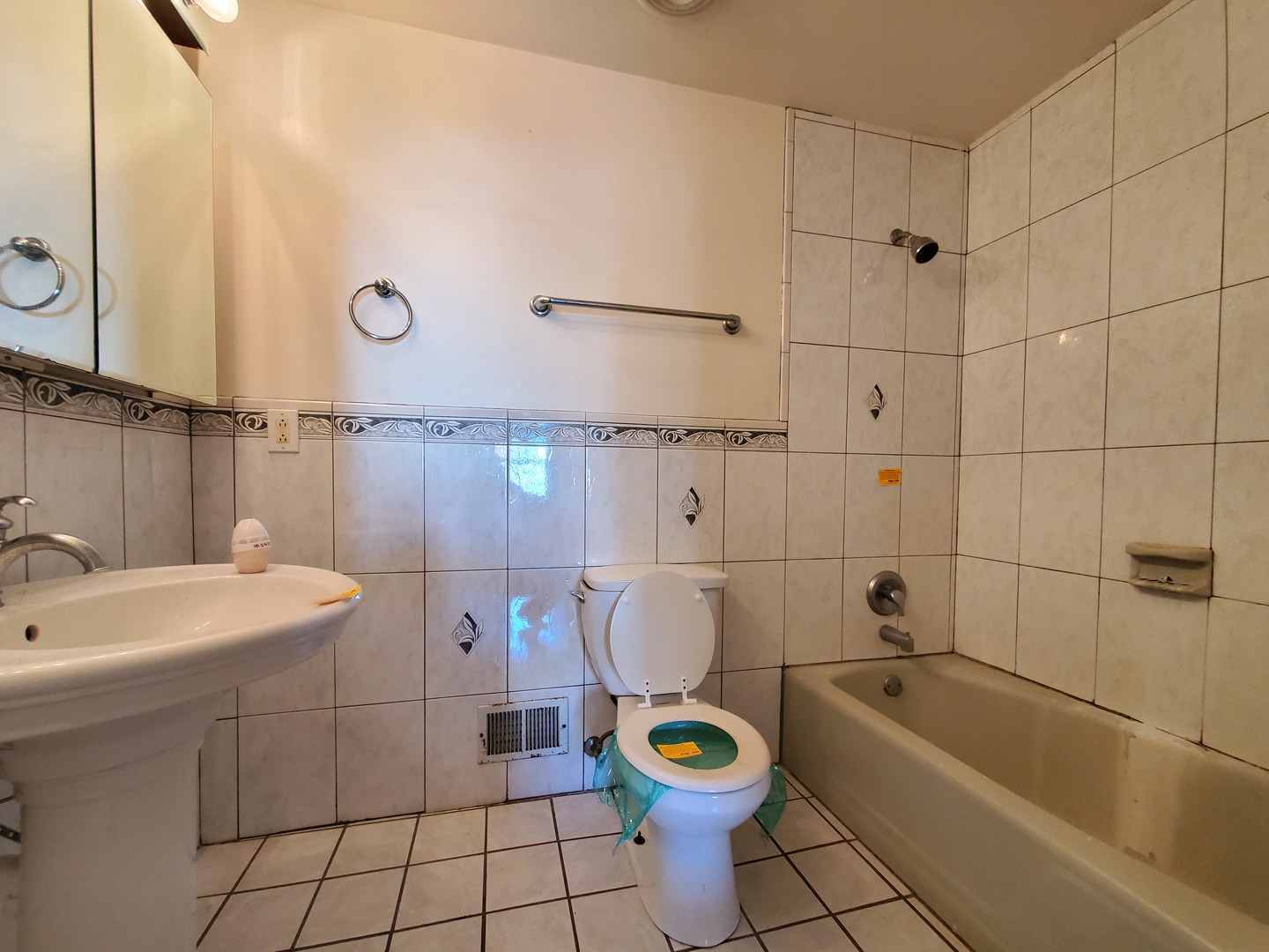 20601 Parthenon Way Olympia Fields, IL 60461 - Photo 21 of 36 a bathroom with a sink a toilet and bathtub