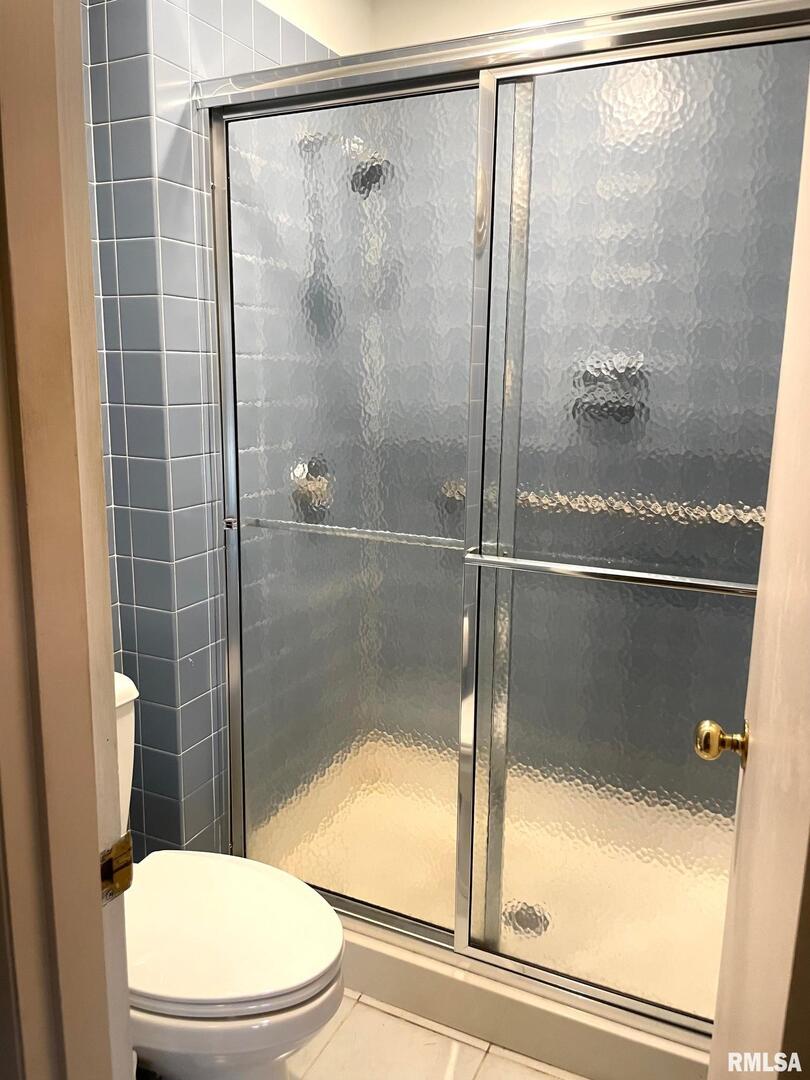 7 Pinewood Drive Carbondale, IL 62901 - Photo 14 of 20 a bathroom with a shower and toilet