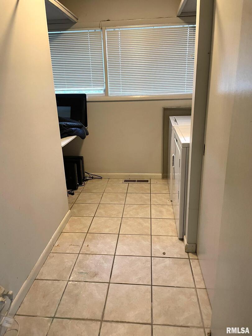 7 Pinewood Drive Carbondale, IL 62901 - Photo 18 of 20 a view of a storage & utility room