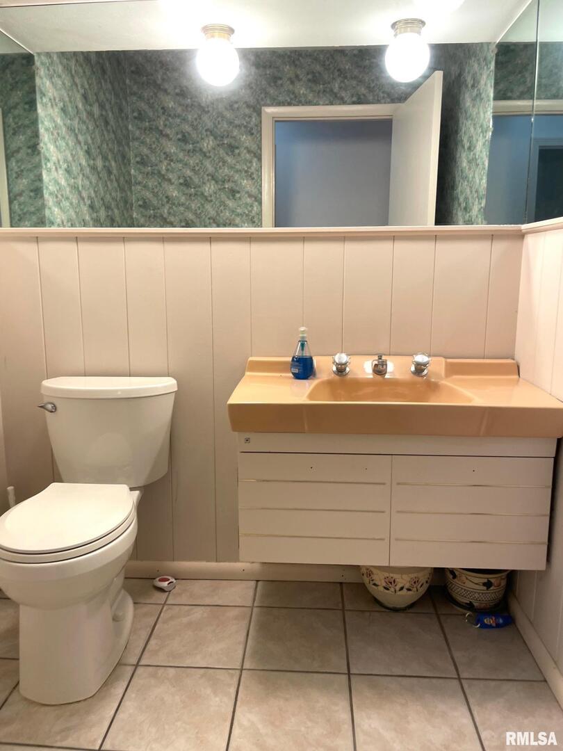 7 Pinewood Drive Carbondale, IL 62901 - Photo 19 of 20 a bathroom with a sink toilet and mirror