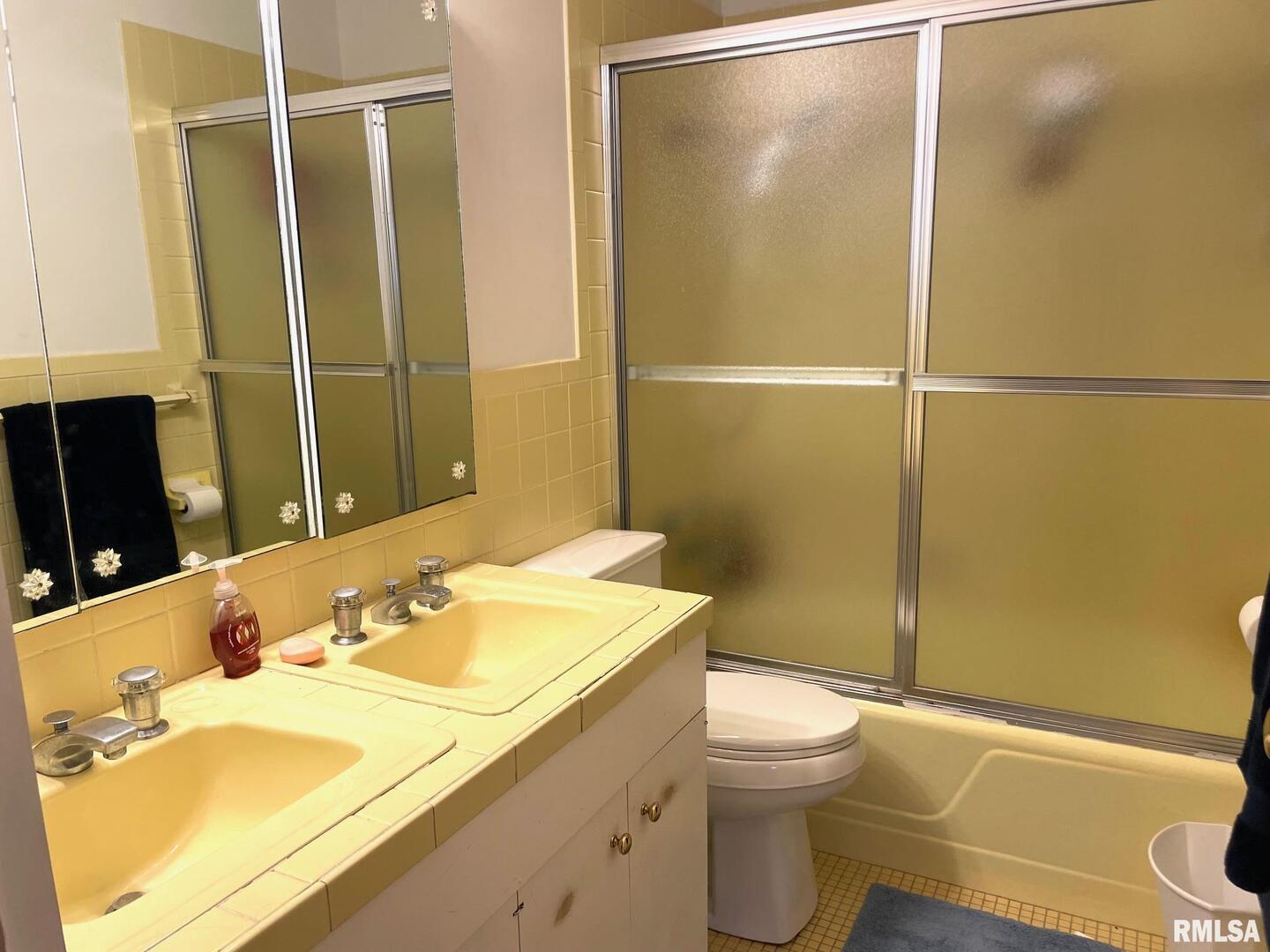 7 Pinewood Drive Carbondale, IL 62901 - Photo 20 of 20 a bathroom with a sink toilet and shower