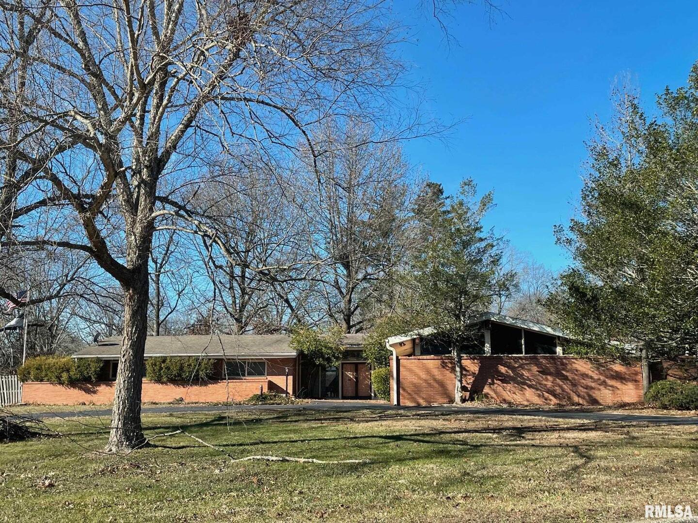7 Pinewood Drive Carbondale, IL 62901 - Photo 2 of 20 a view of a backyard