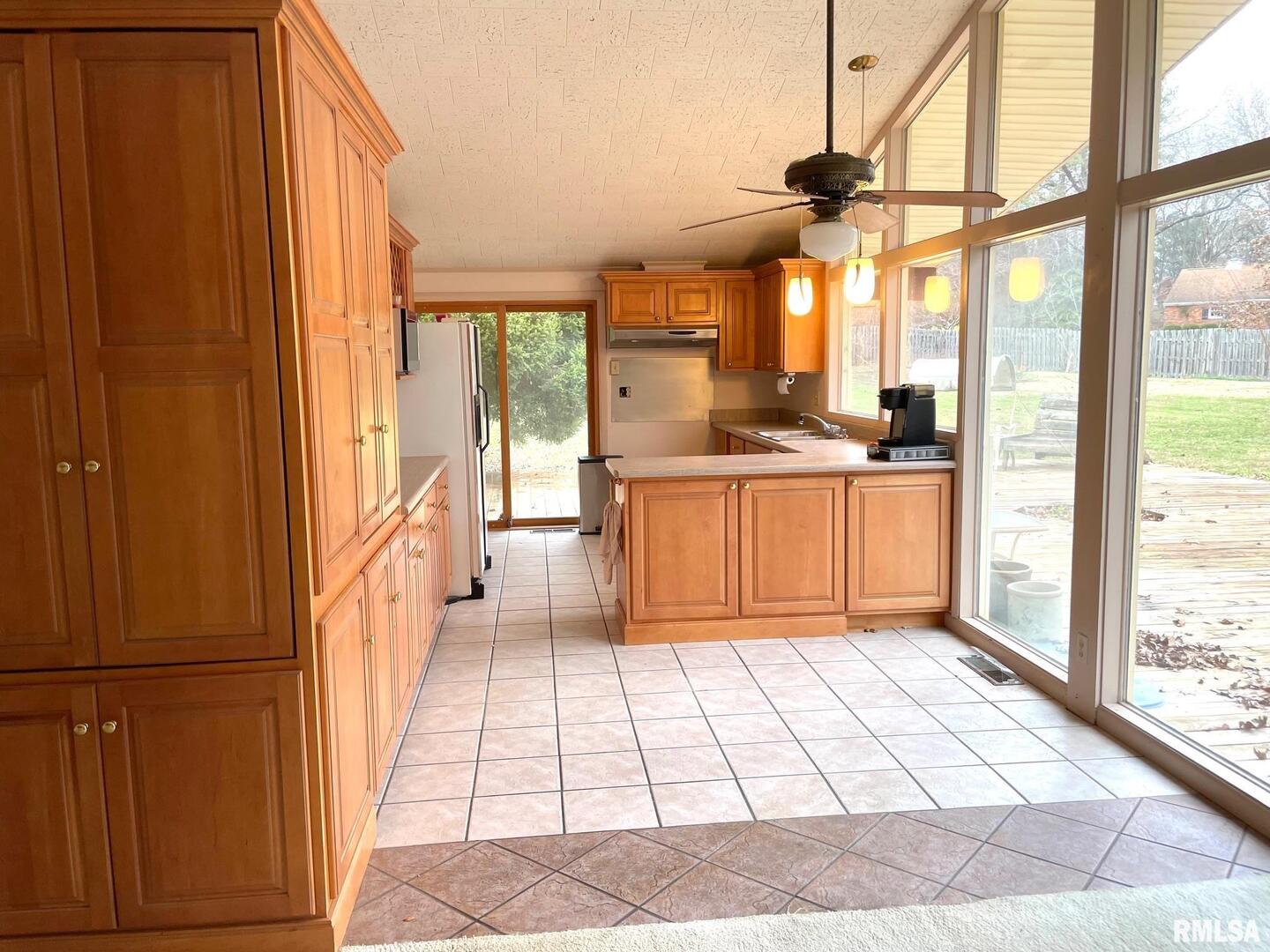 7 Pinewood Drive Carbondale, IL 62901 - Photo 10 of 20 a large kitchen with a stove a refrigerator a sink and dishwasher with a large window