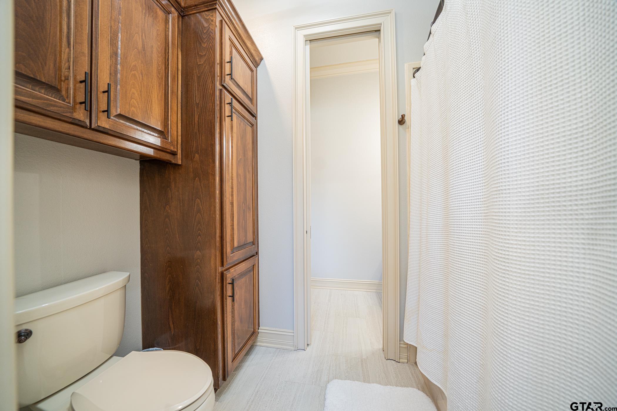 3841 Castle Ridge Drive Longview, TX 75605 - Photo 24 of 42 a bathroom with a toilet a sink and tub