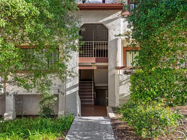$400,000 | 18053 Sundowner Way, Unit 626, Canyon Country, CA 91387