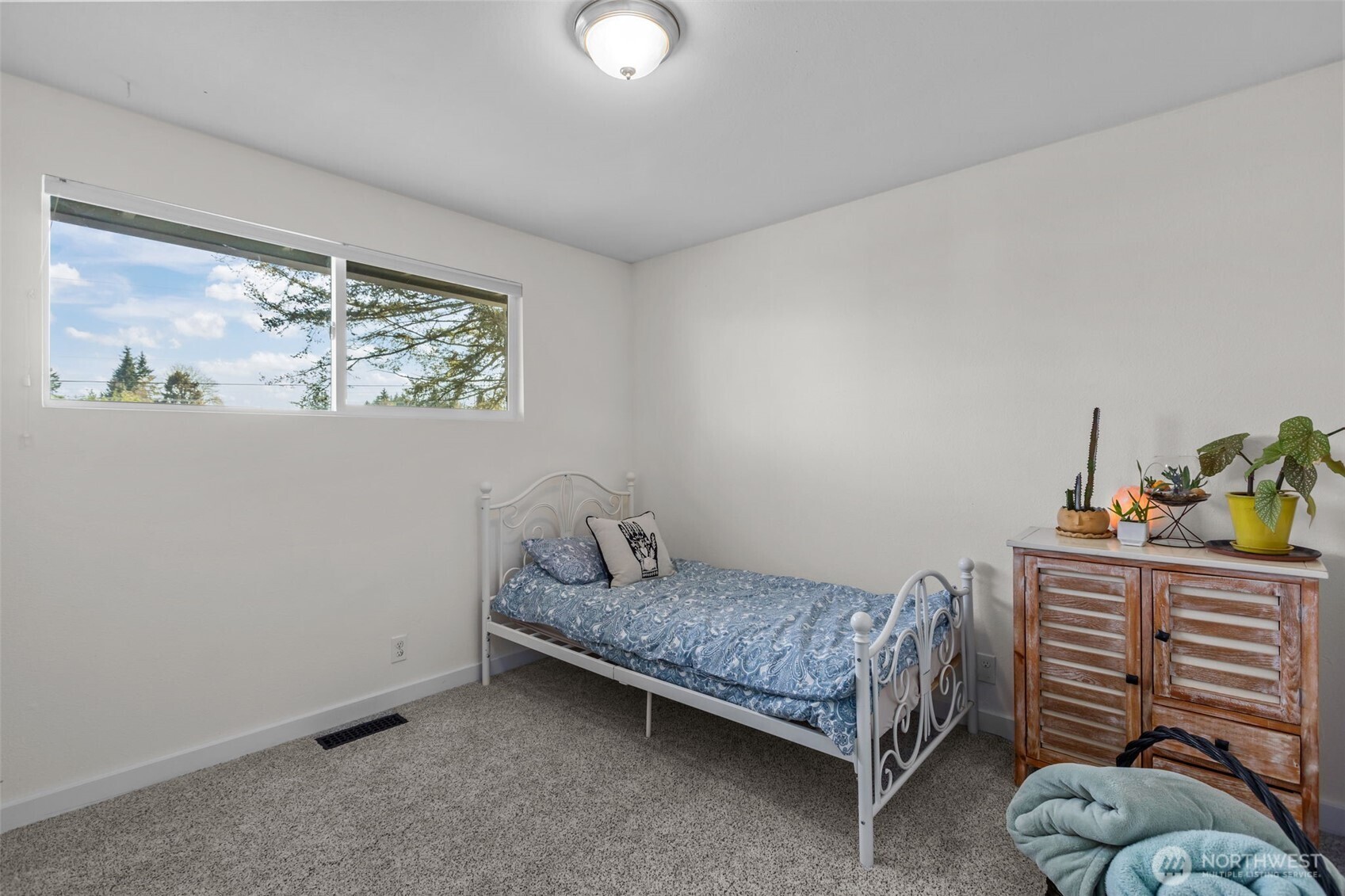 215 Hubbard Road Lynnwood, WA 98036 - Photo 17 of 40 a bedroom with a bed and a window