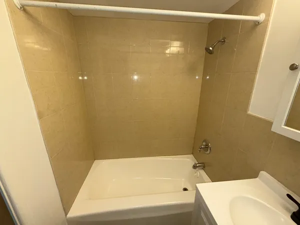 $1,550 | 9595 Maple Drive, Unit 2N, Rosemont, IL 60018