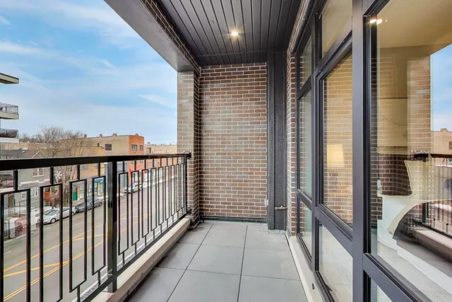 $525,000 | 1317 North Western Avenue, Unit 203, Chicago, IL 60622