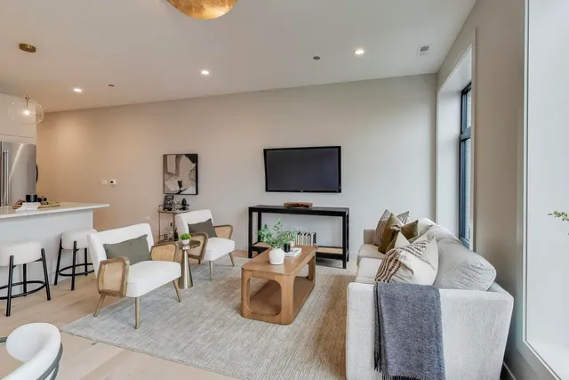 $525,000 | 1317 North Western Avenue, Unit 203, Chicago, IL 60622