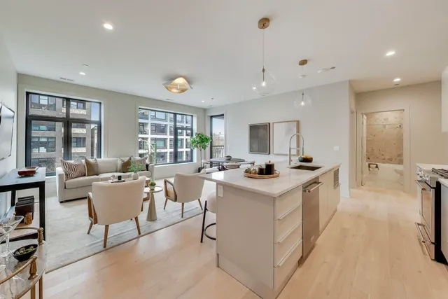 $525,000 | 1317 North Western Avenue, Unit 203, Chicago, IL 60622