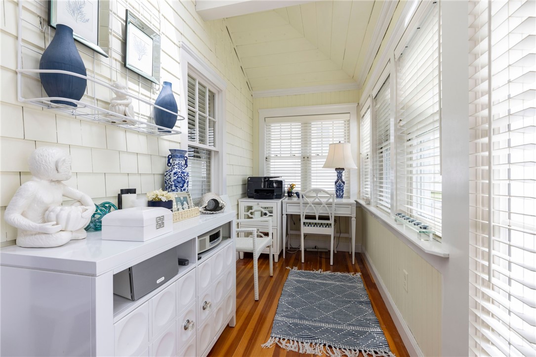 13 Uzzi Avenue Westerly, RI 02891 - Photo 12 of 34