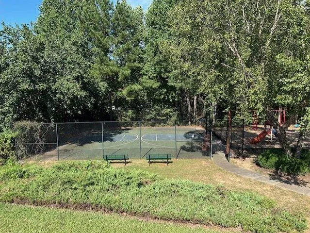 a view of a backyard