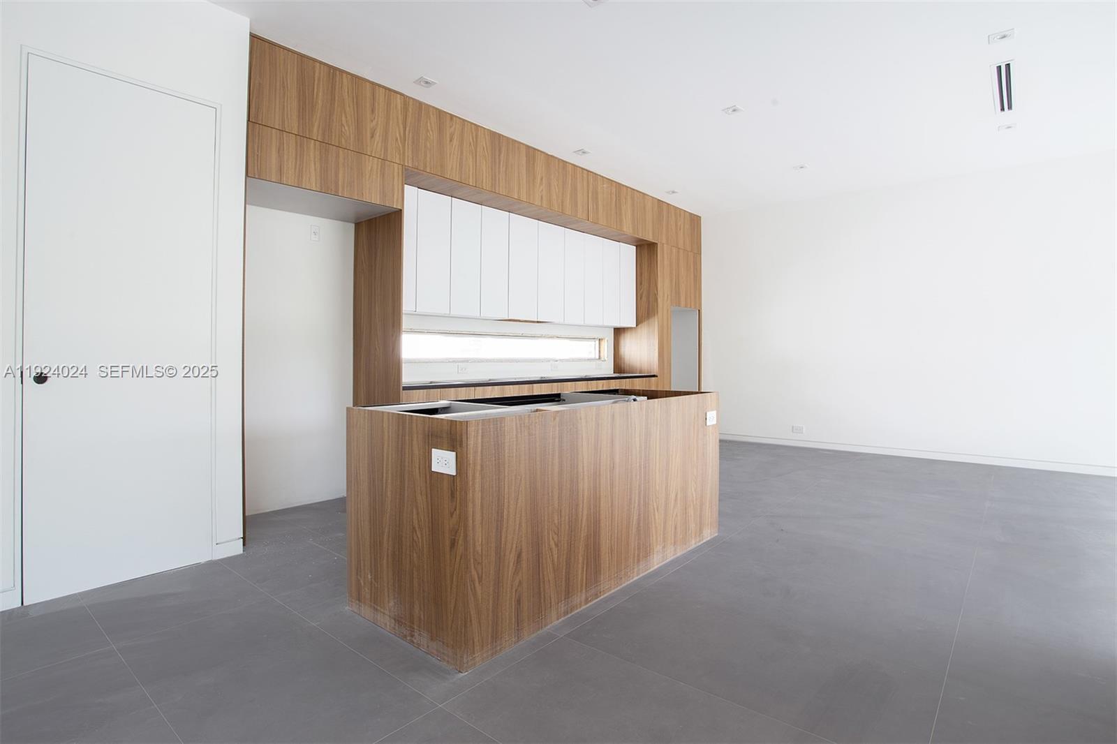 1105 Southwest 22nd Terrace Miami, FL 33129 - Photo 9 of 56 a view of entryway