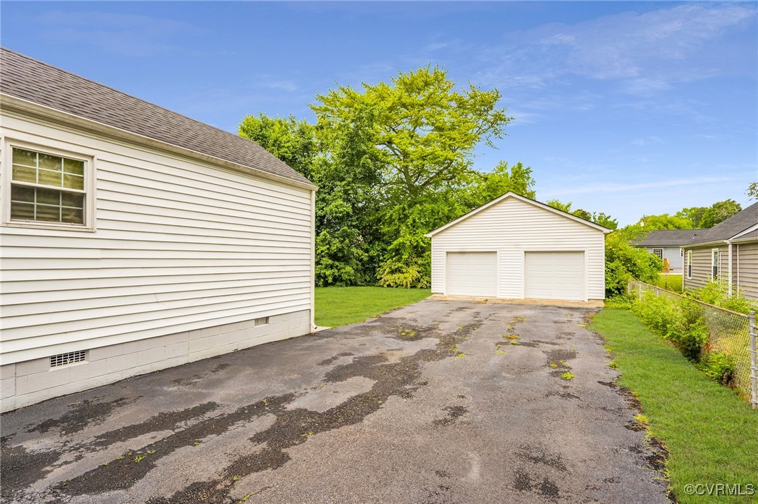 4444 Cogbill Road Richmond, VA 23234 - Photo 3 of 32 Detached garage featuring fence