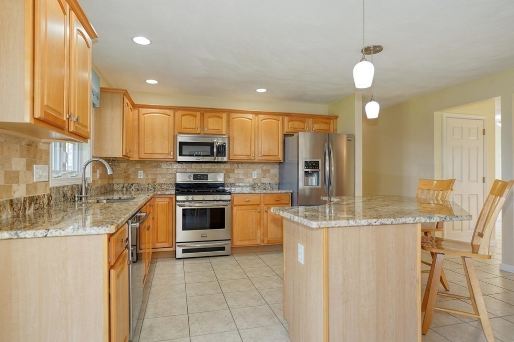 31 Hickory Lane Hudson, MA 01749 - Photo 7 of 42