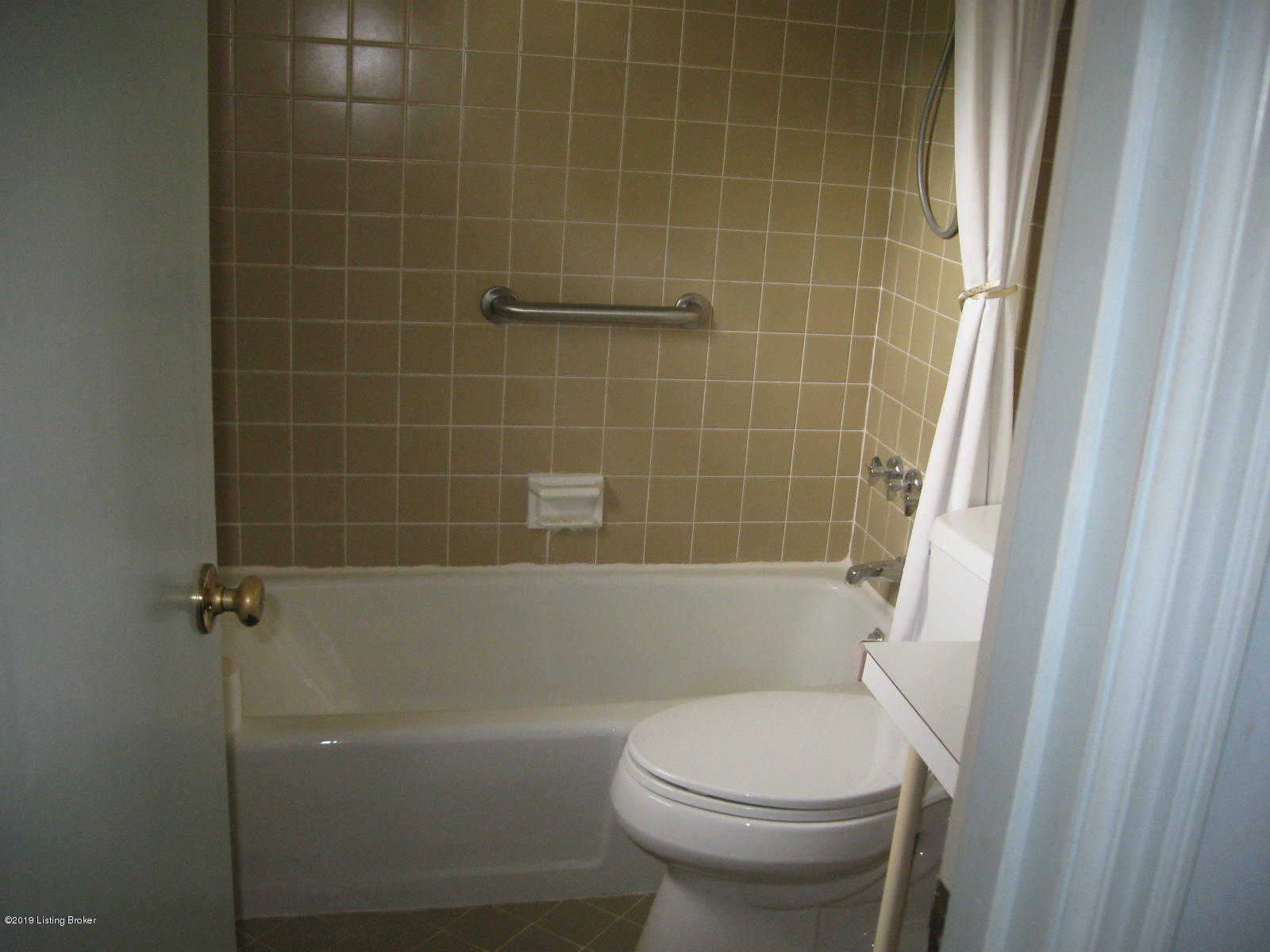 9004 Cardiff Road Louisville, KY 40242 - Photo 11 of 12 Full bath