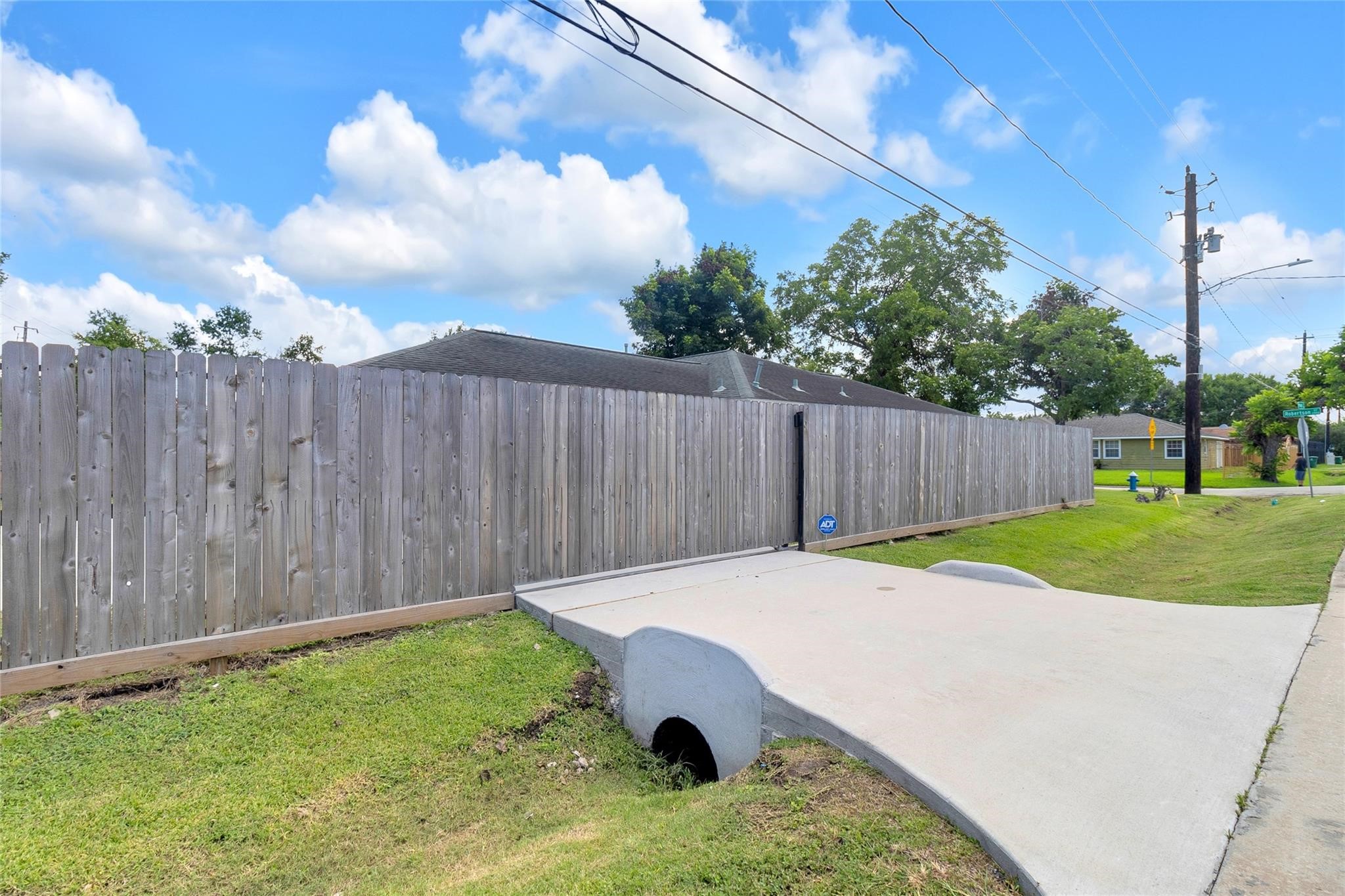 2934 Robertson Street Houston, TX 77009 - Photo 23 of 23 a backyard of a house with lots of green space