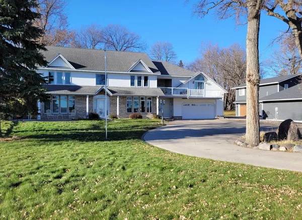 $1,375,000 | 1082 West Lake Drive, Detroit Lakes, MN 56501