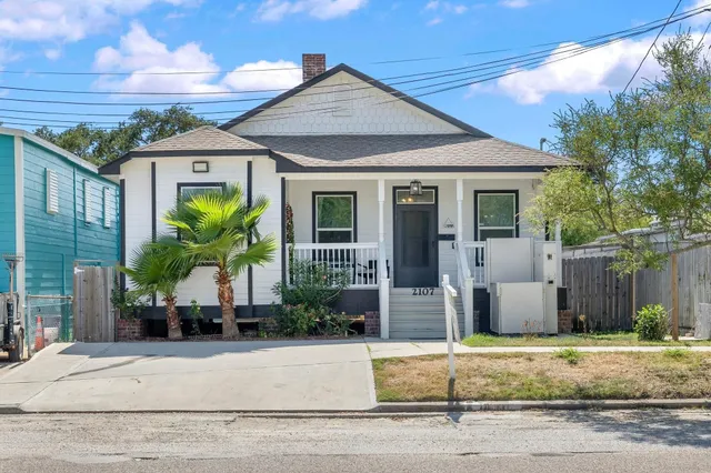$2,020 | 2107 54th Street, Galveston, TX 77551