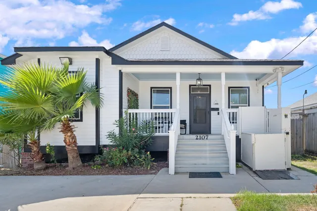 $2,020 | 2107 54th Street, Galveston, TX 77551