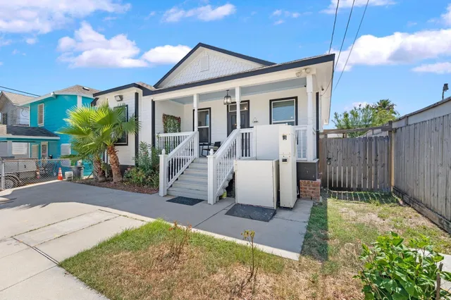 $2,020 | 2107 54th Street, Galveston, TX 77551