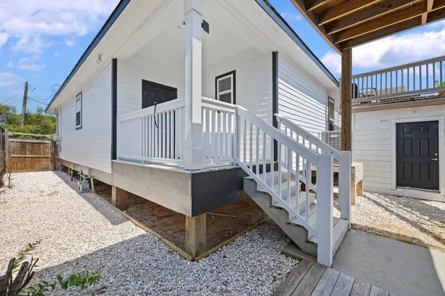 $2,020 | 2107 54th Street, Galveston, TX 77551