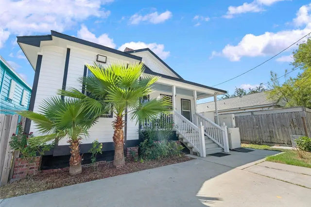 $2,020 | 2107 54th Street, Galveston, TX 77551