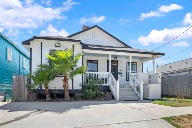 $2,020 | 2107 54th Street, Galveston, TX 77551
