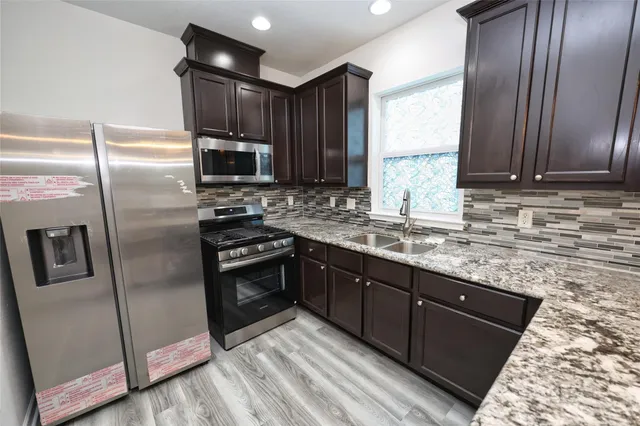 $2,020 | 2107 54th Street, Galveston, TX 77551